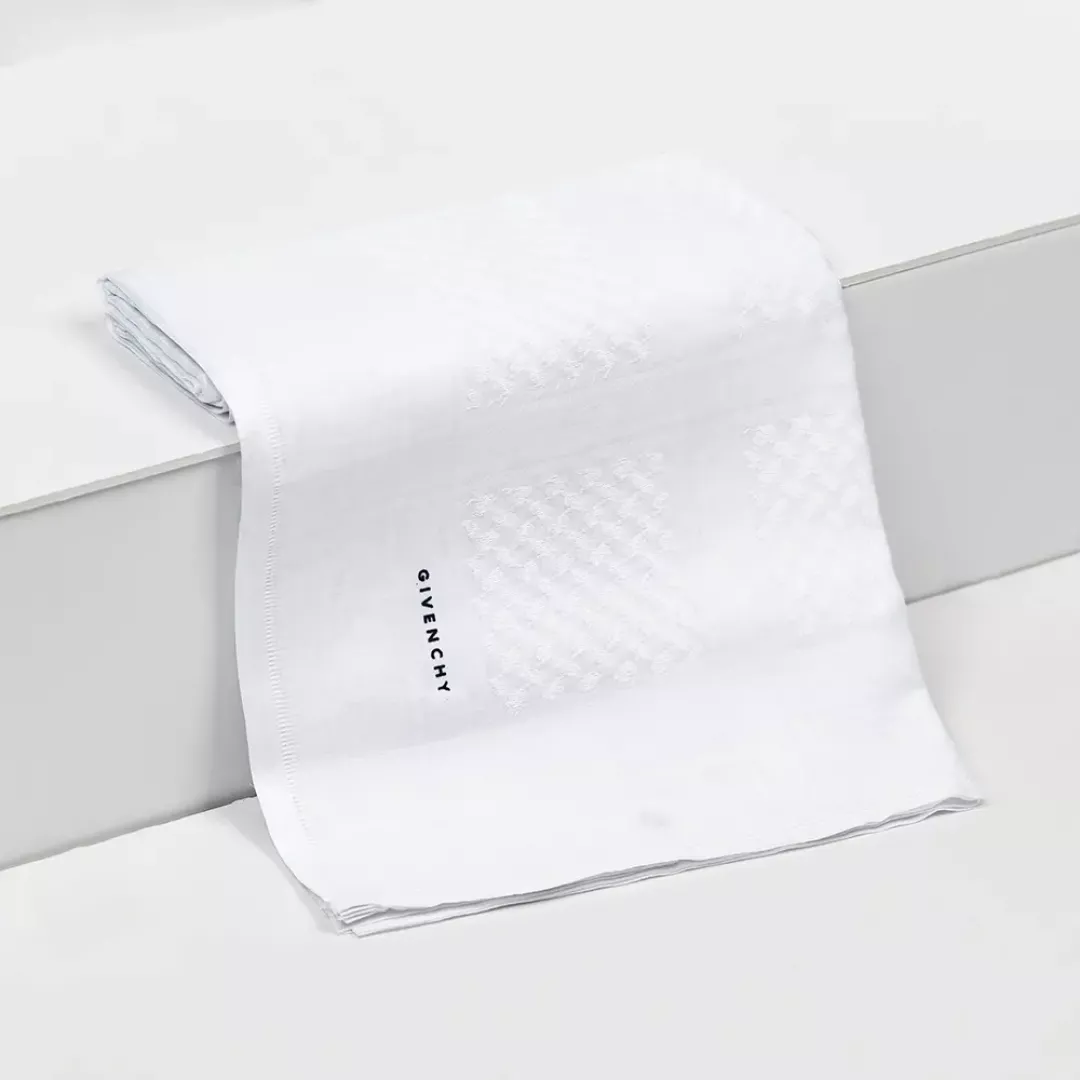 شماغ جيفنشي أبيض كلاسيك من ماركة GIVENCHY - أكسيك Axeek