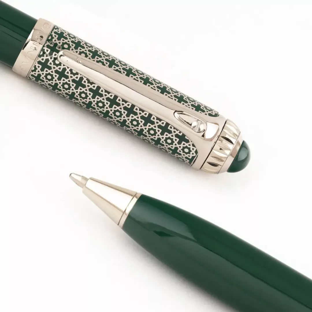 قلم الدهنج فضي أخضر نقشة D1033 من ماركة DAHNAG - أكسيك Axeek
