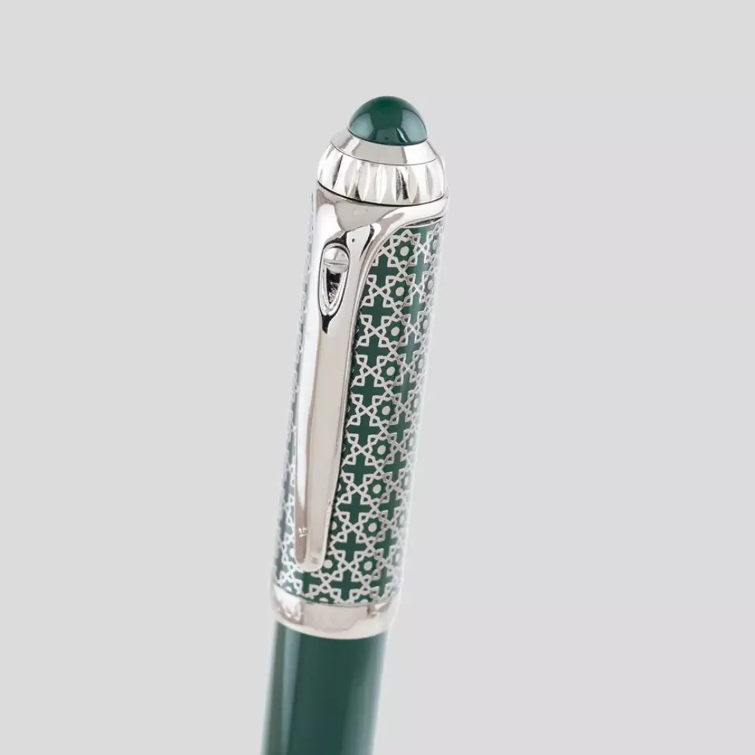 قلم الدهنج فضي أخضر نقشة D1033 من ماركة DAHNAG - أكسيك Axeek