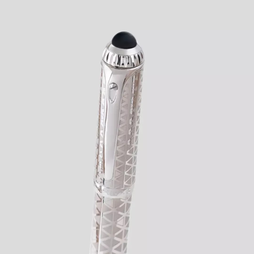 قلم الدهنج فضي نقشة D1060 من ماركة DAHNAG - أكسيك Axeek