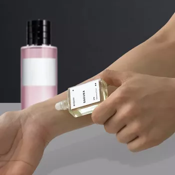 عطر ساكورا مركز للجنسين بايدف U74