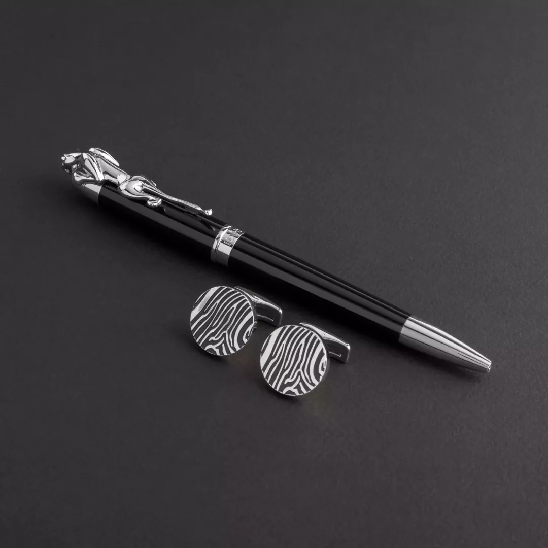 طقم قلم وكبك فضي اسود ماركة الدهنج D8022BS من ماركة DAHNAG - أكسيك Axeek