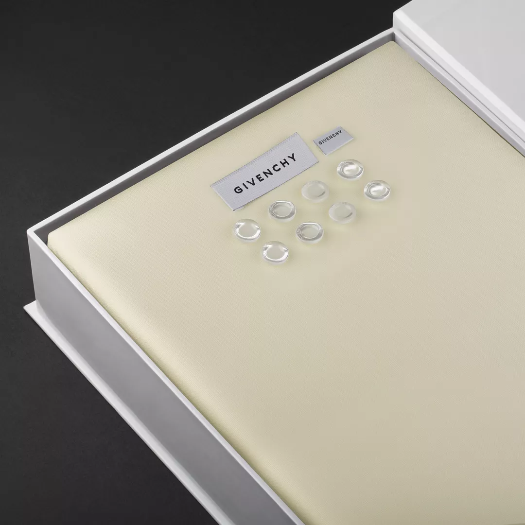 قماش رجالي كريمي غامق جيفنشي G9008DC من ماركة GIVENCHY - أكسيك Axeek