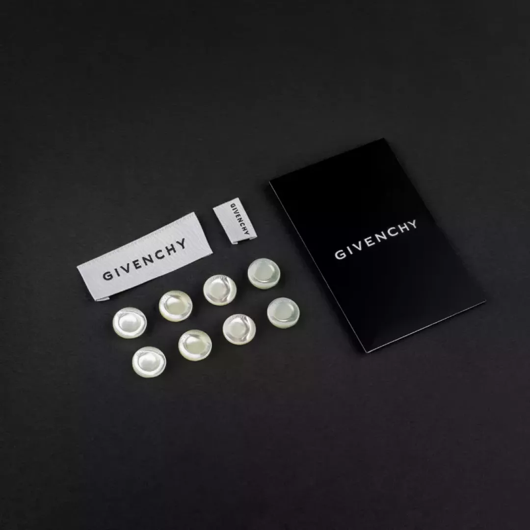قماش رجالي كريمي غامق جيفنشي G9008DC من ماركة GIVENCHY - أكسيك Axeek