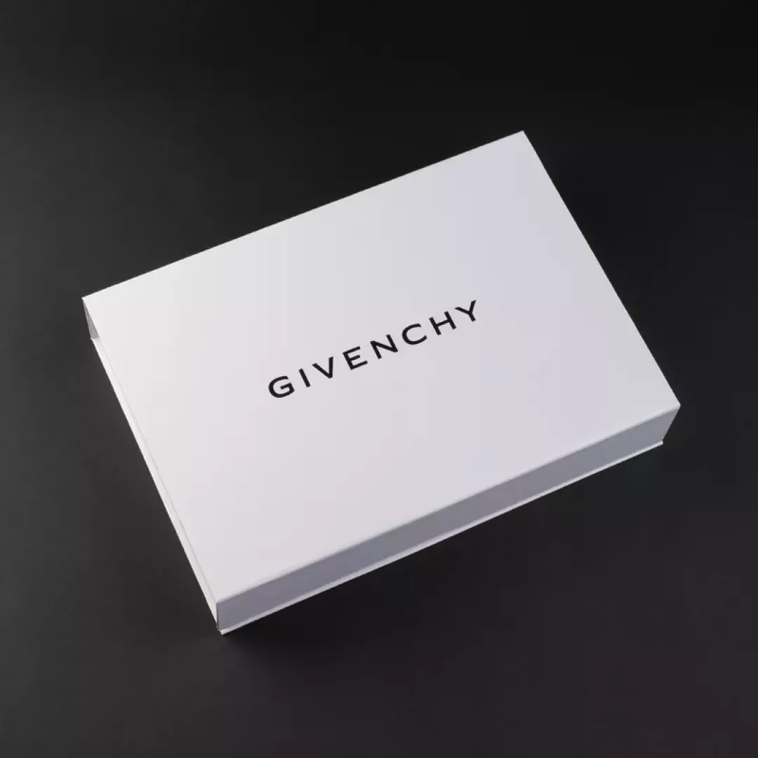 قماش رجالي كريمي غامق جيفنشي G9008DC من ماركة GIVENCHY - أكسيك Axeek