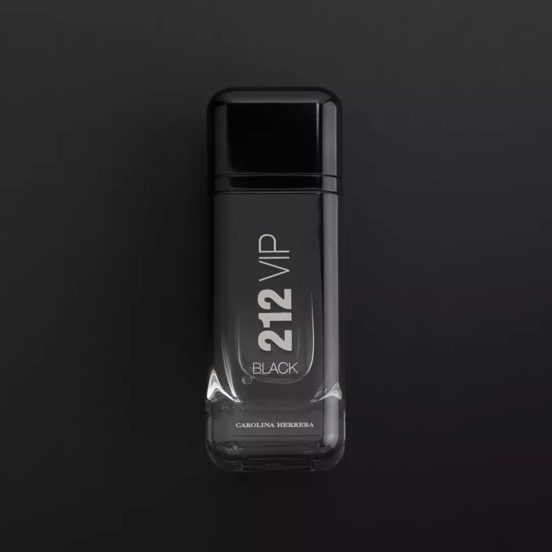عطر كارولينا هيريرا 212 في اي بي بلاك فورمان - للرجال 100 مل من ماركة Carolina Herrera - أكسيك Axeek