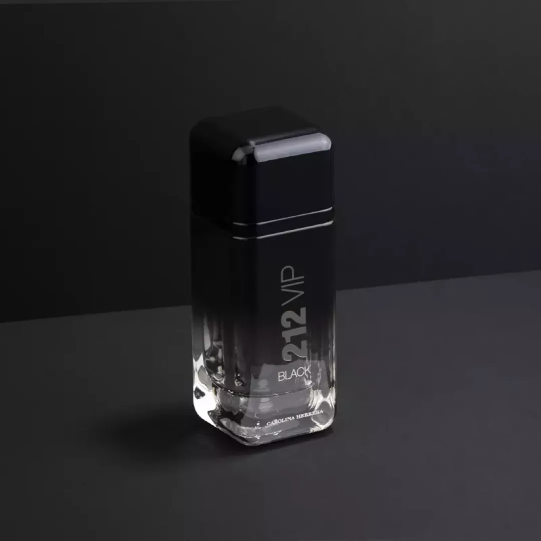 عطر كارولينا هيريرا 212 في اي بي بلاك فورمان - للرجال 100 مل من ماركة Carolina Herrera - أكسيك Axeek