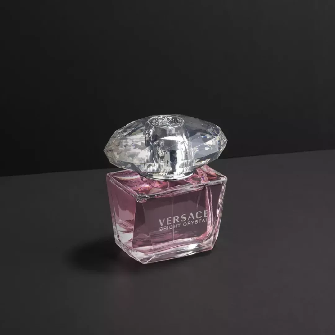عطر فرزاتشي برايت كريستال - أو دي تواليت للنساء 90 مل من ماركة Versace - أكسيك Axeek