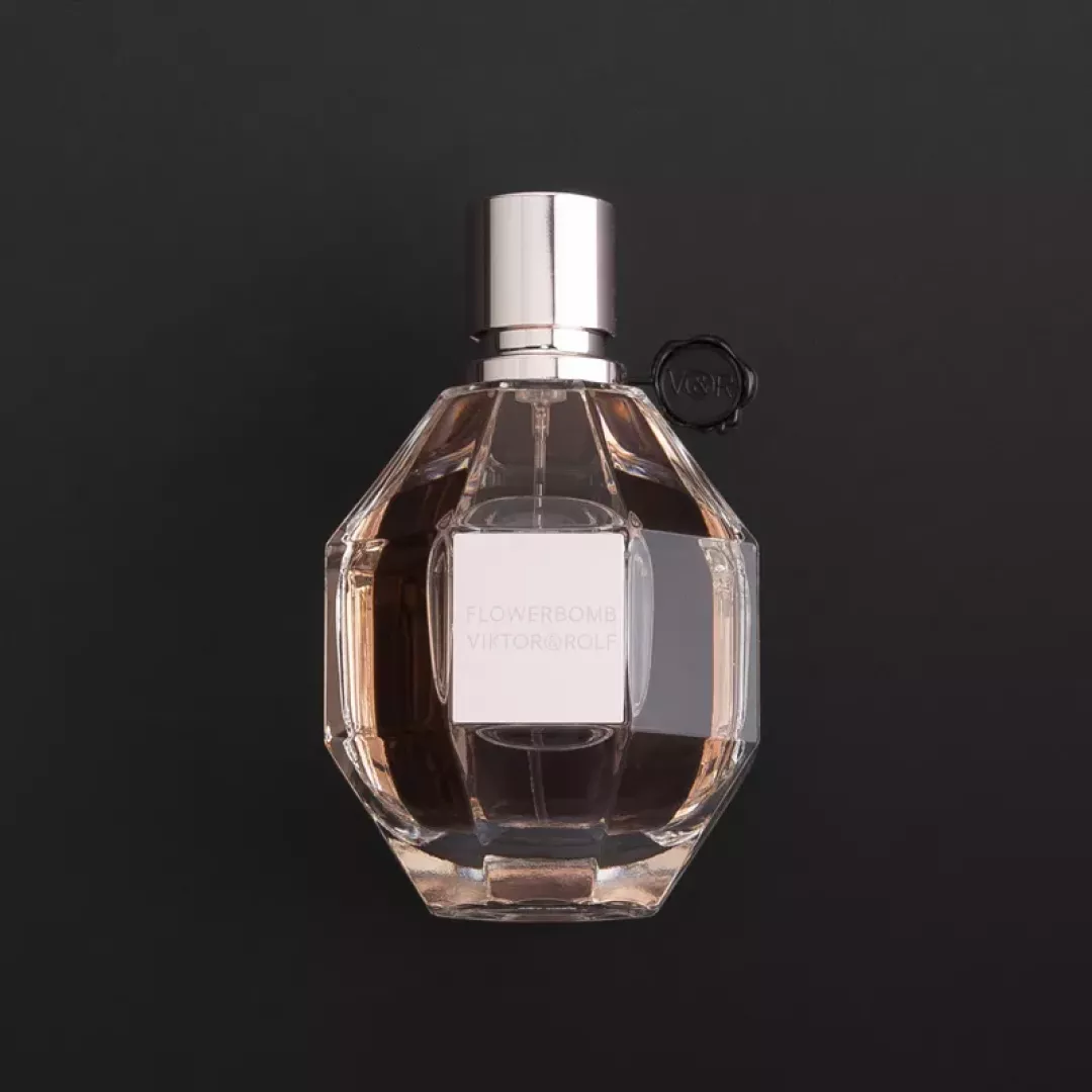 عطر فيكتور أند رولف فلاور بمب - أو دي بارفيوم للنساء 100 مل من ماركة Viktor and Rolf - أكسيك Axeek
