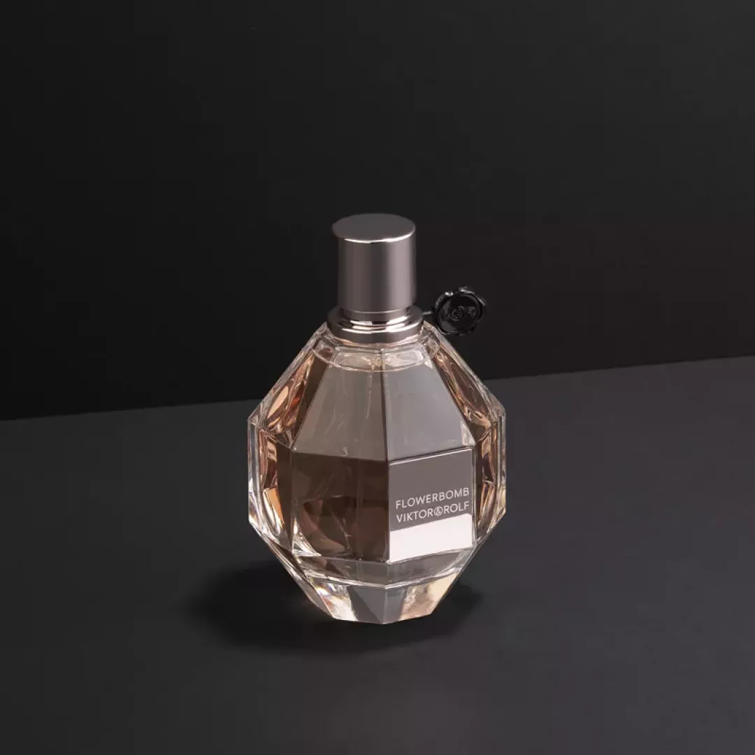 عطر فيكتور أند رولف فلاور بمب - أو دي بارفيوم للنساء 100 مل من ماركة Viktor and Rolf - أكسيك Axeek