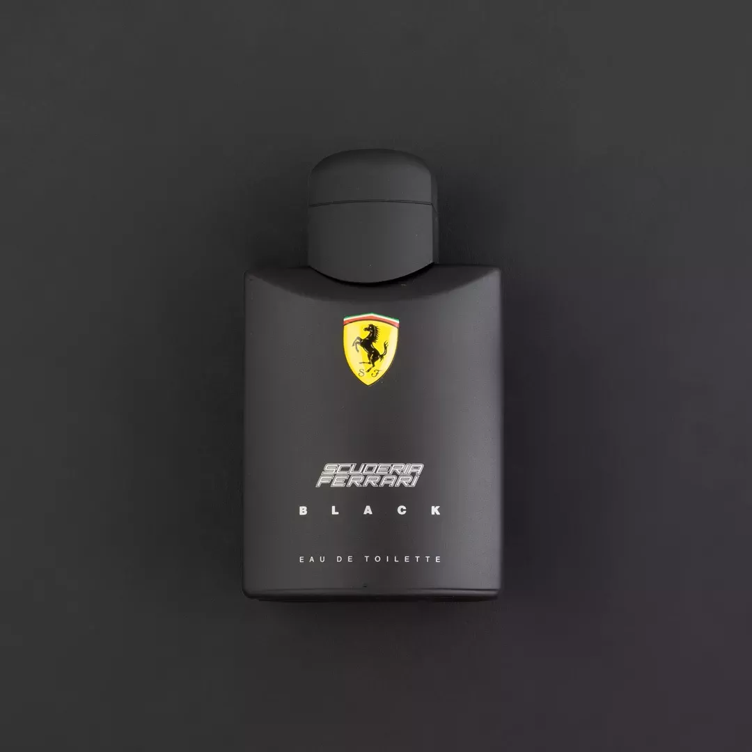 عطر فيراري سكوديريا فيراري بلاك - أو دي تواليت للرجال 125 مل من ماركة FERRARI - أكسيك Axeek
