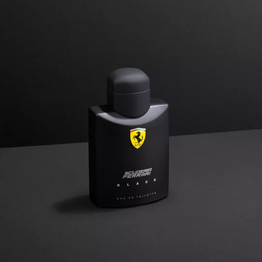 عطر فيراري سكوديريا فيراري بلاك - أو دي تواليت للرجال 125 مل من ماركة FERRARI - أكسيك Axeek